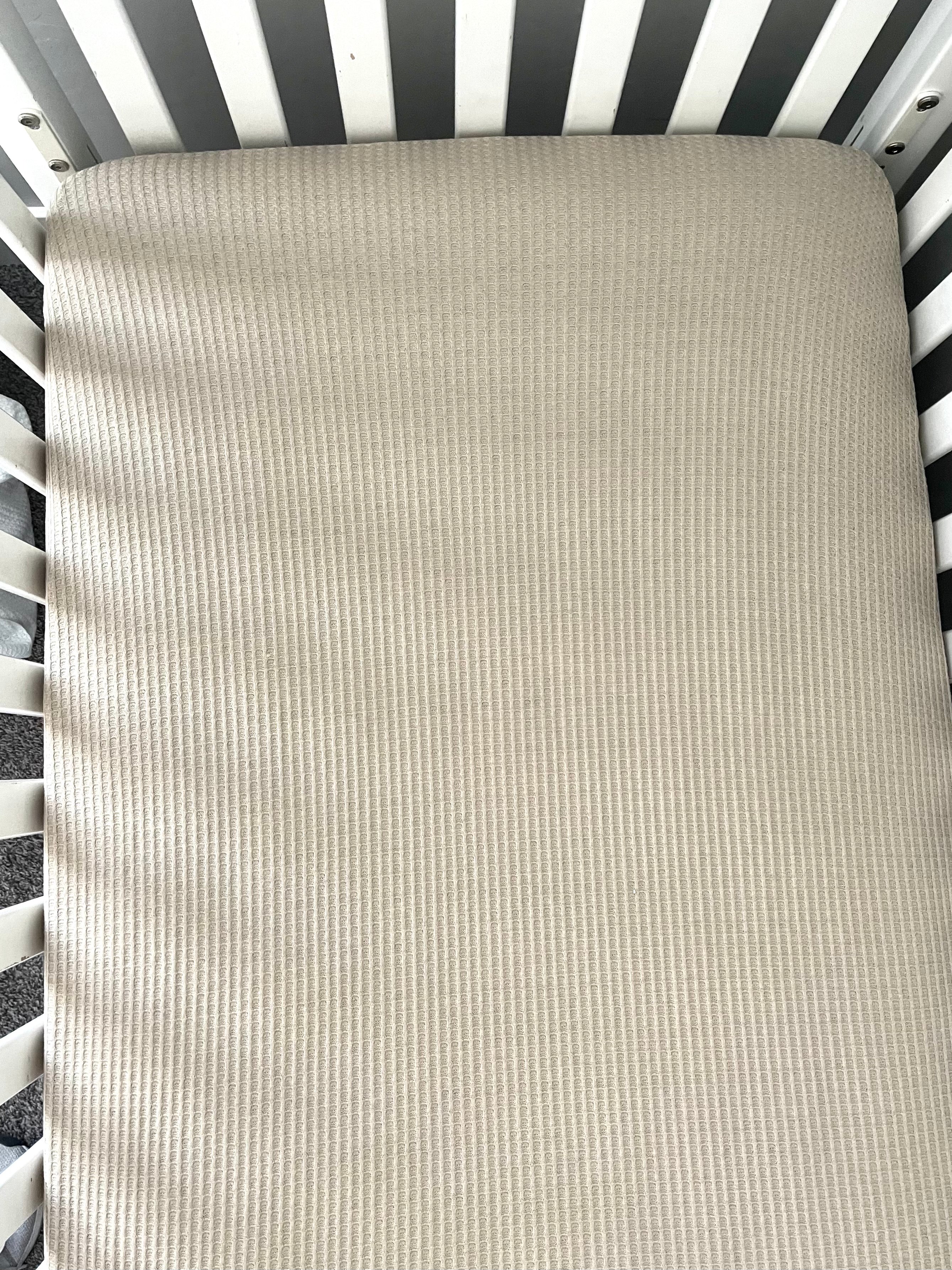 Oatmeal fitted crib sheet | waffle